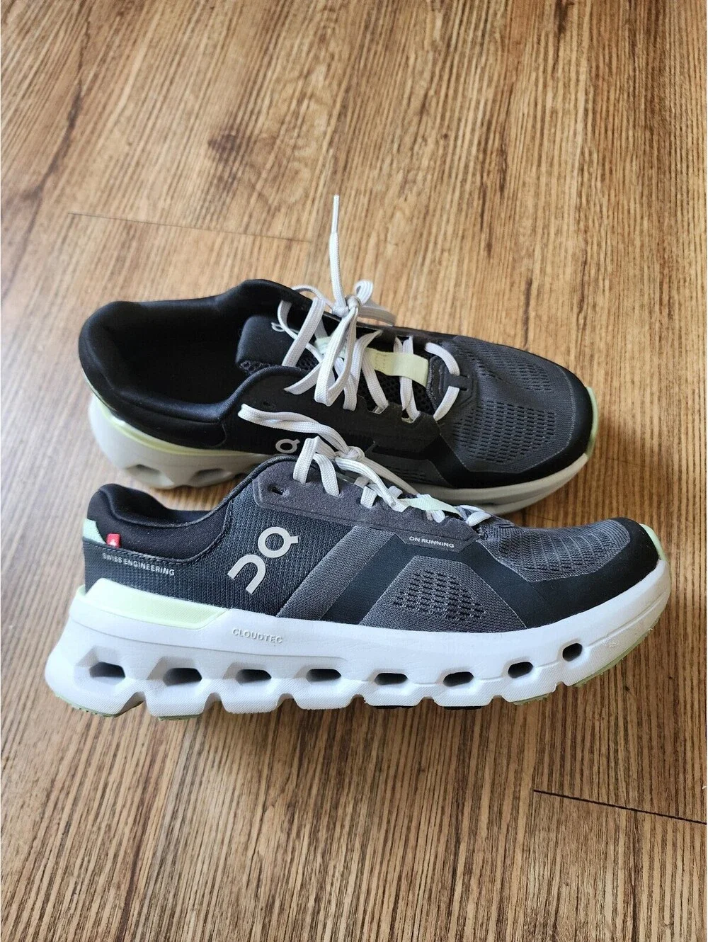 Size 8,5 On Cloud Running Shoes Black and White with Light Green Accents Size 9